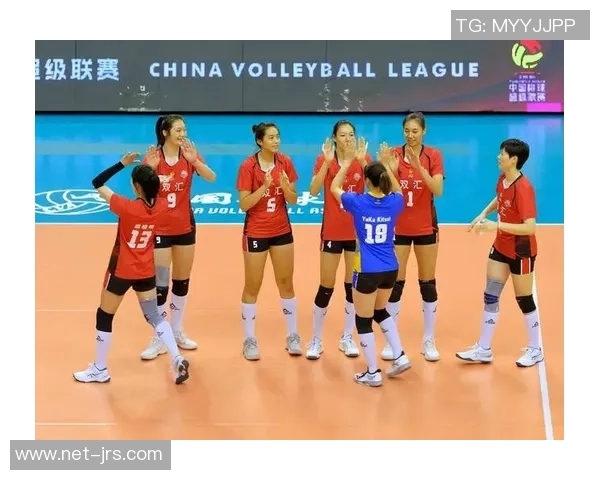 八一女排迎战山东队决战赛场展现巾帼风采与拼搏精神